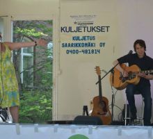 00 juontaja esittelee